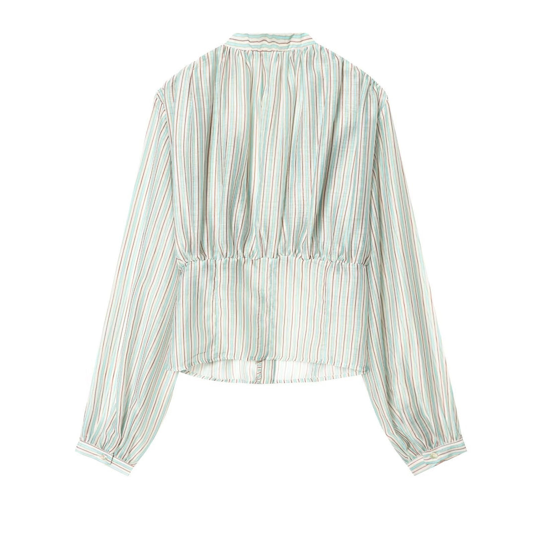Damebluse med dyp V-hals og elegante volanger detaljer Skjora