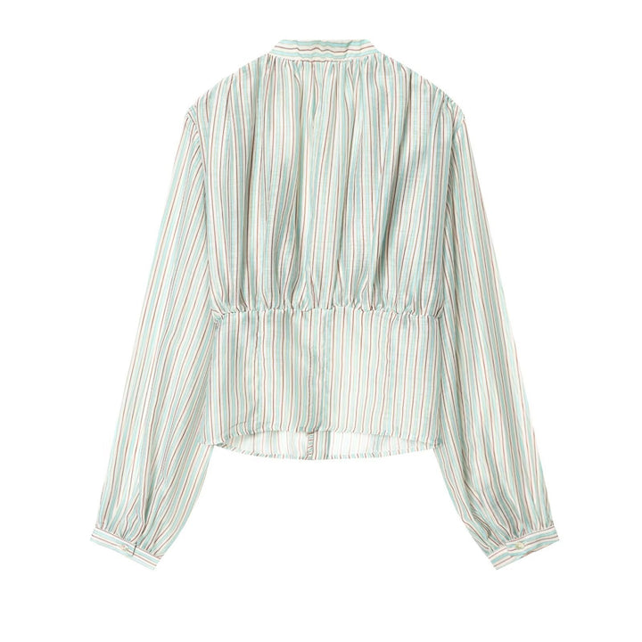 Damebluse med dyp V-hals og elegante volanger detaljer Skjora