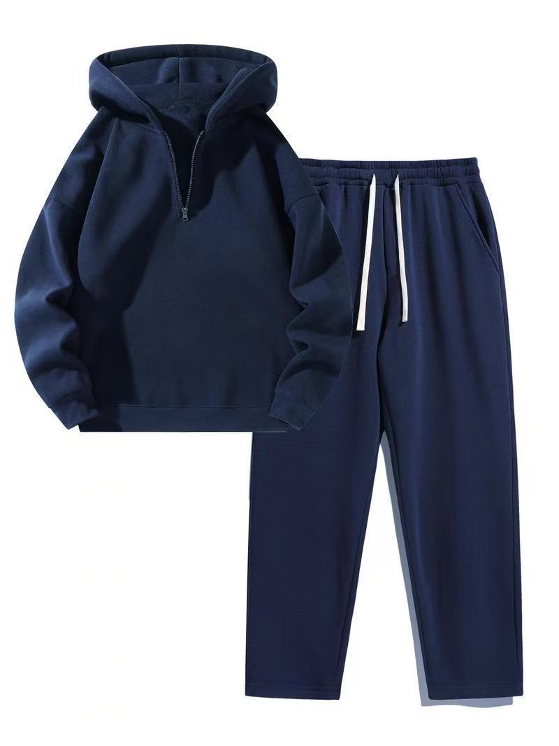 Kvinnens sporty hettegenser sett med praktisk zip jakke og komfortable joggebukser Skjora
