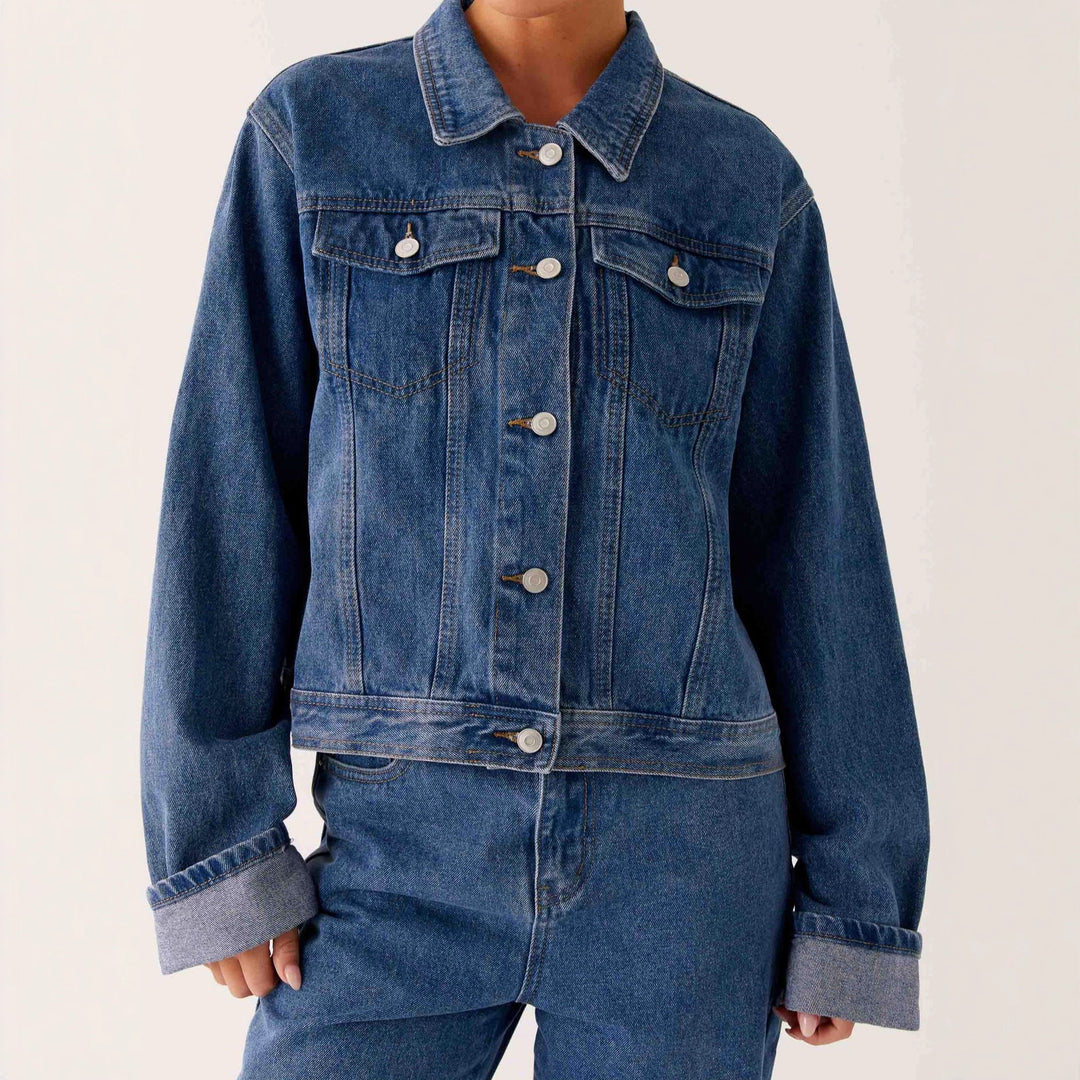 Dame trendy denimjakke i en avslappet passform med påsydde lommer og knappdetaljer Skjora