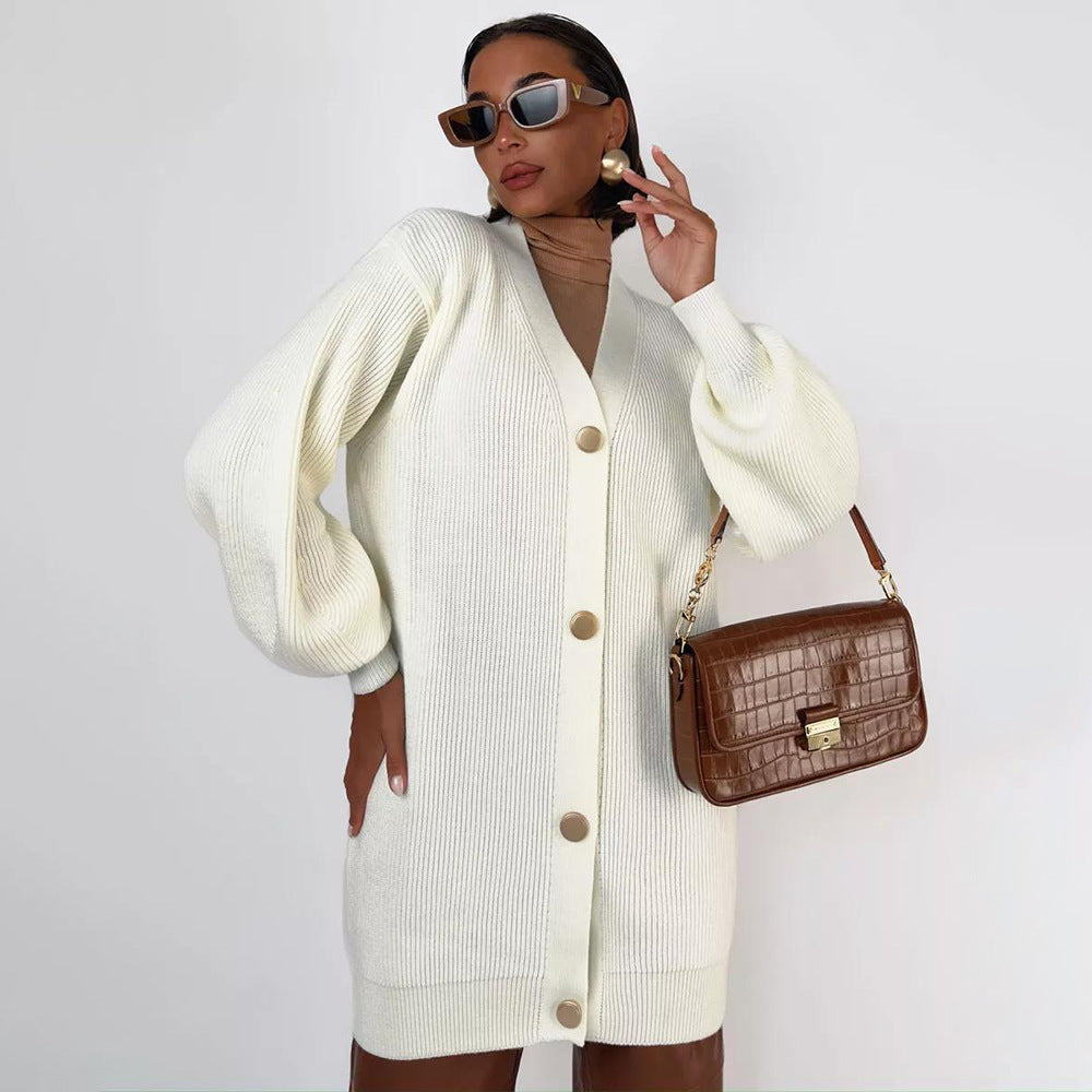 Kvinnens strikket frakk med oversized snitt og elegante knappedetaljer Skjora