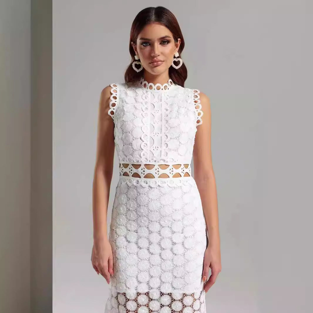 Kvinnes Elegant Blonde Maxi Kjole med Gjennomsiktige Innlegg og Dekorative Volanger Detaljer