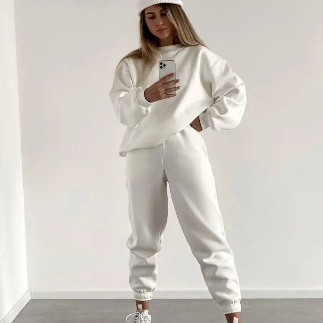 Dame uformell sweatshirt og jogger-sett laget av mykt materiale med elastisk midjebånd og høy bærekomfort Skjora