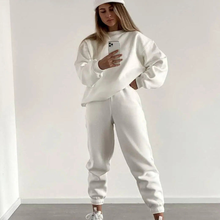 Dame uformell sweatshirt og jogger-sett laget av mykt materiale med elastisk midjebånd og høy bærekomfort Skjora
