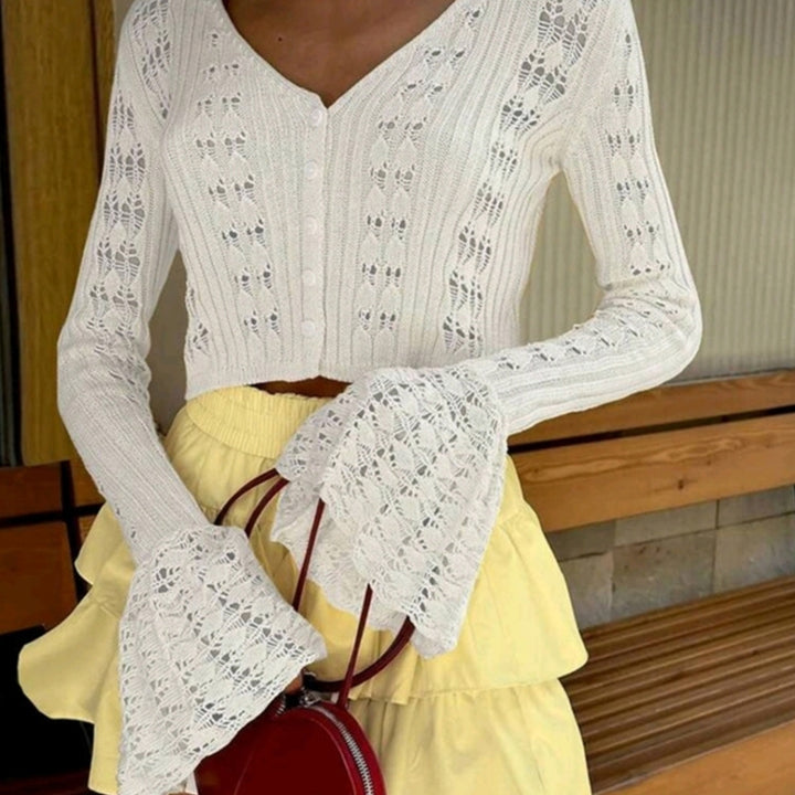 Damen Strickjacke im filigranen Design mit herzförmigen Ausschnitten Skjora