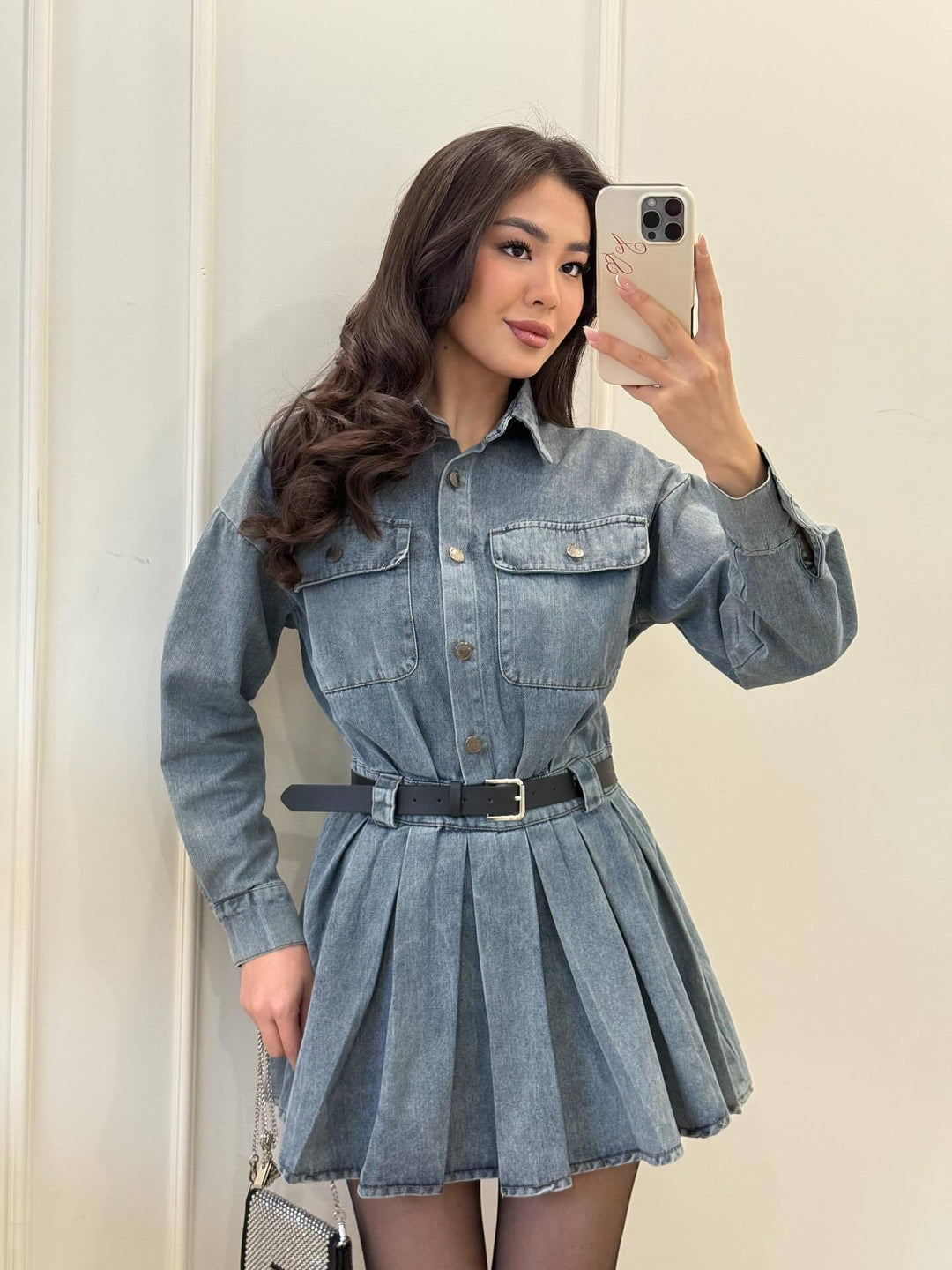Kjole bluse med beltedetalj og plissjekjole til kvinner Skjora