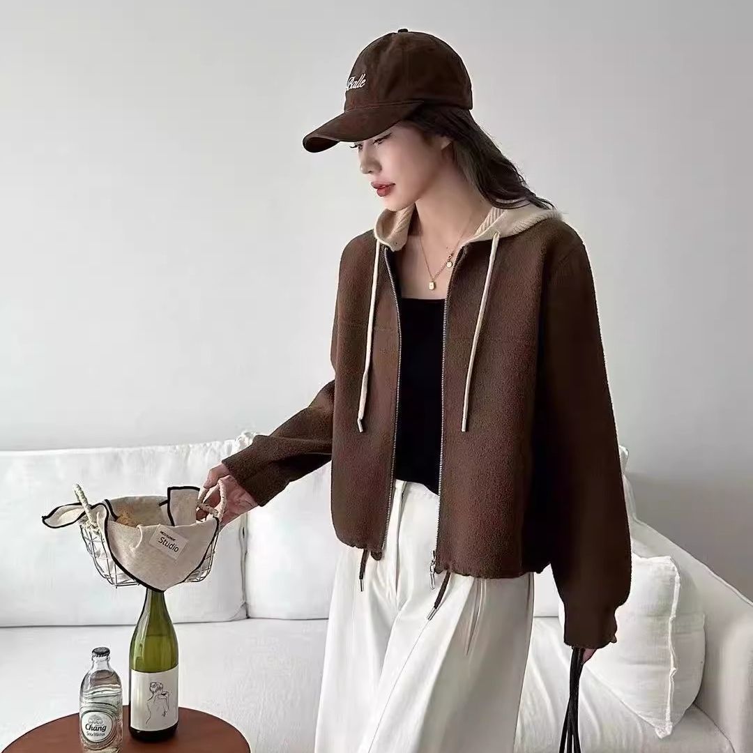 Kvinnes fashionable quiltet jakke med hette og dobbel glidelås Skjora