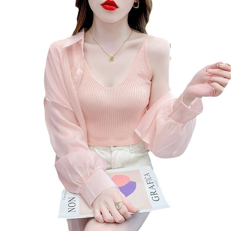 Kvinne transparent bluse med delikat V-hals og fine ribbedetaljer Skjora