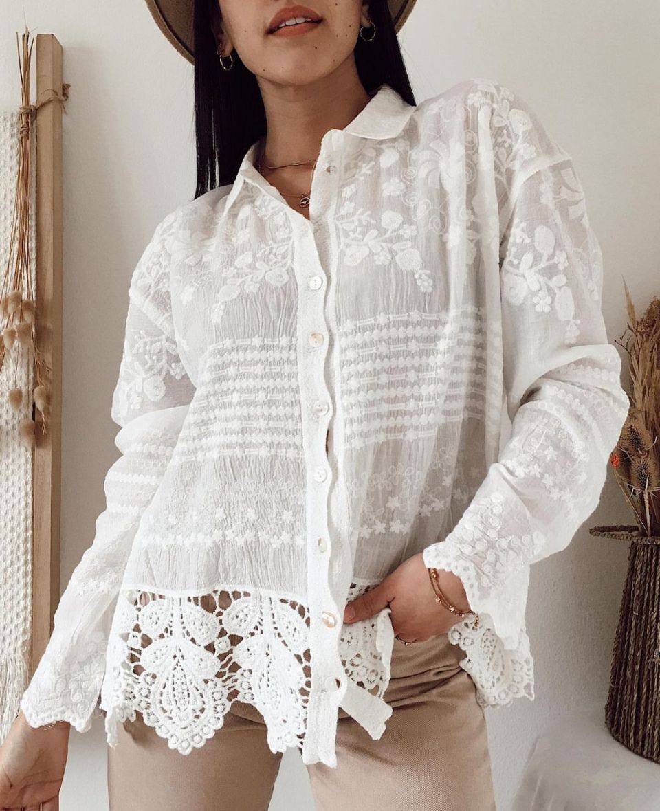 Damebluse med blomsterbroderier og dekorativt blonder Skjora