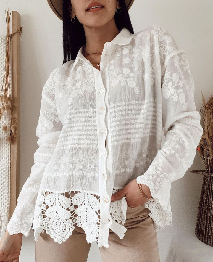 Damebluse med blomsterbroderier og dekorativt blonder Skjora