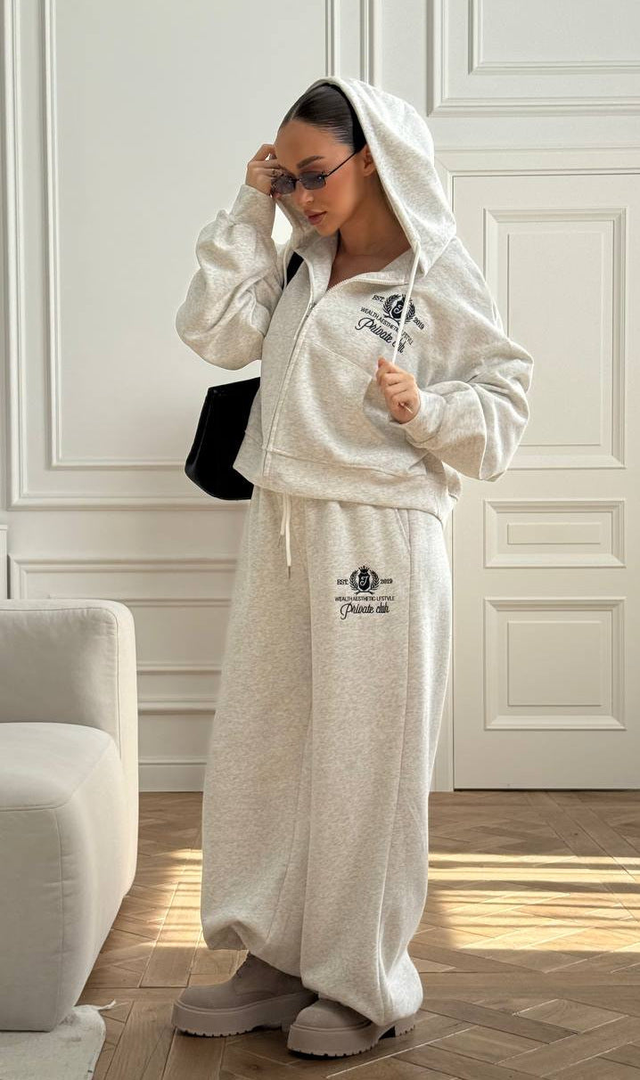 Dame avslappet sportsett med cropped hettejakke og brede joggebukser Skjora