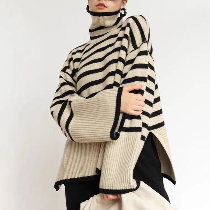 Kvinnes chunky strikket turtleneck genser med maritim stripemønster og avslappet snitt Skjora