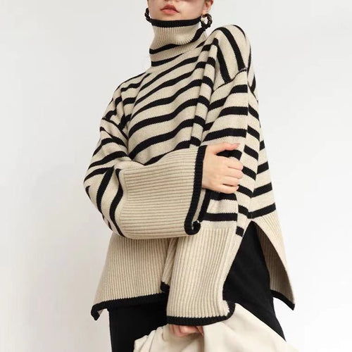 Kvinnes chunky strikket turtleneck genser med maritim stripemønster og avslappet snitt Skjora