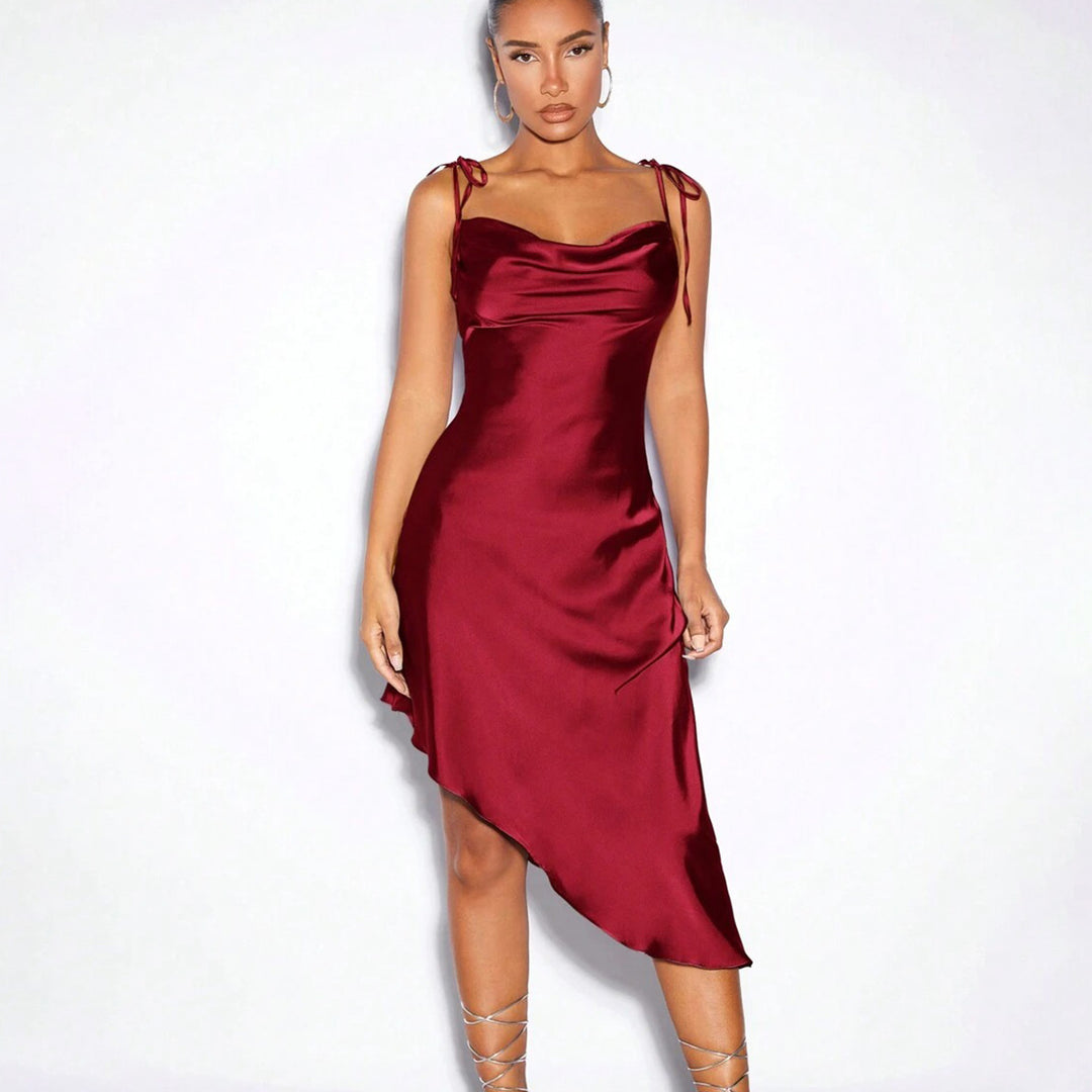 Damer Elegant asymmetrisk satinkjole med smale stropper Skjora