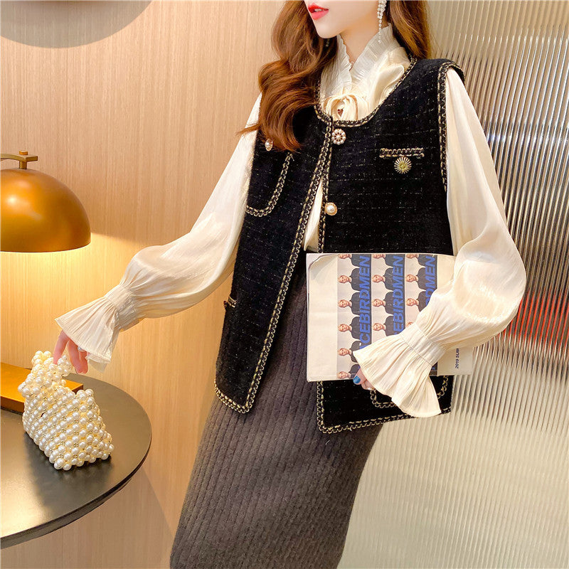 Kvinnes elegant cardigan med dekorative knapper og stillegant design Skjora