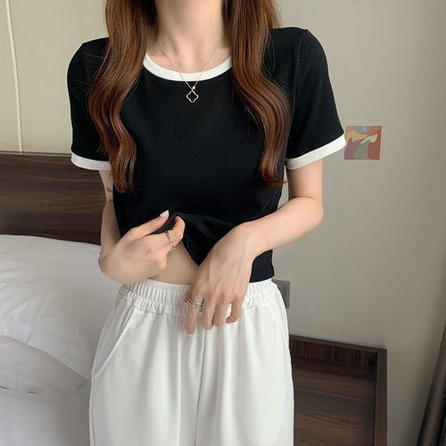 Women's short-sleeved T-shirt with contrasting color and light cotton fabric