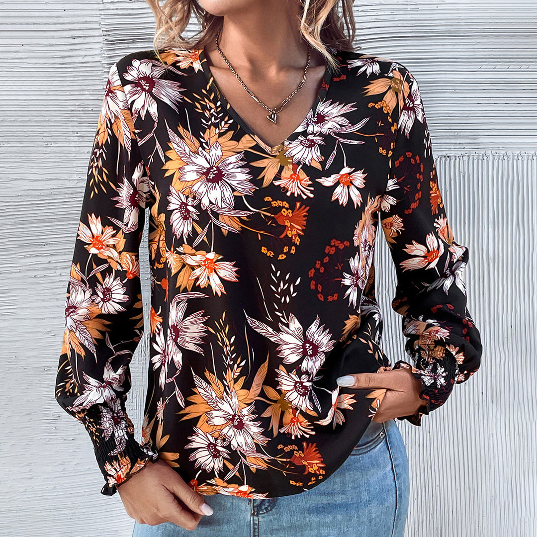 Damebluse med blomstermønster og elastiske volangedetaljer Skjora