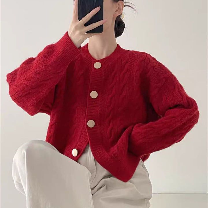 Kvinne cardigan med kabelmønster og store knappdetaljer Skjora