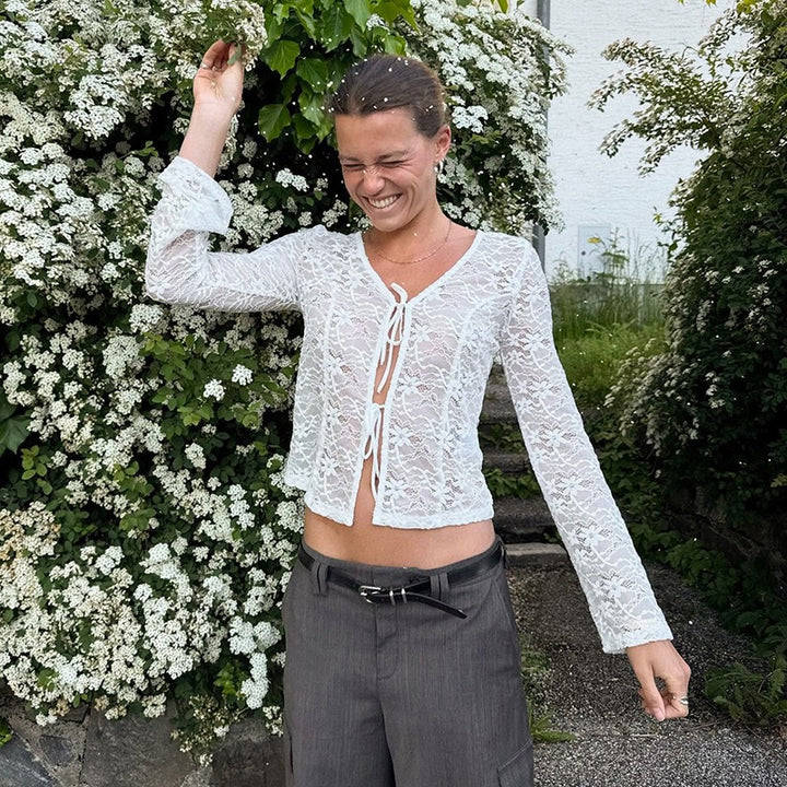 Dame spissbluse med elegant snøring Skjora