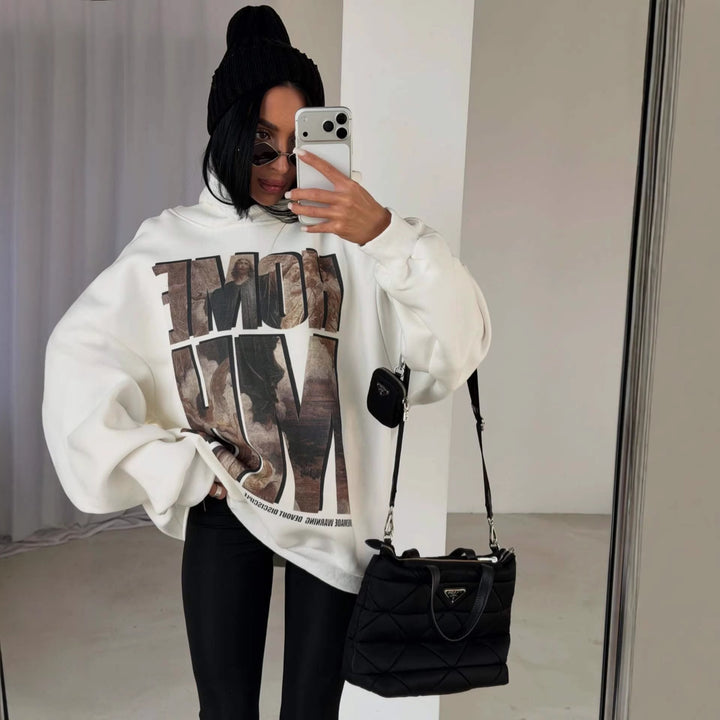 Kvinne oversized hettegenser med fremtredende grafisk trykk Skjora