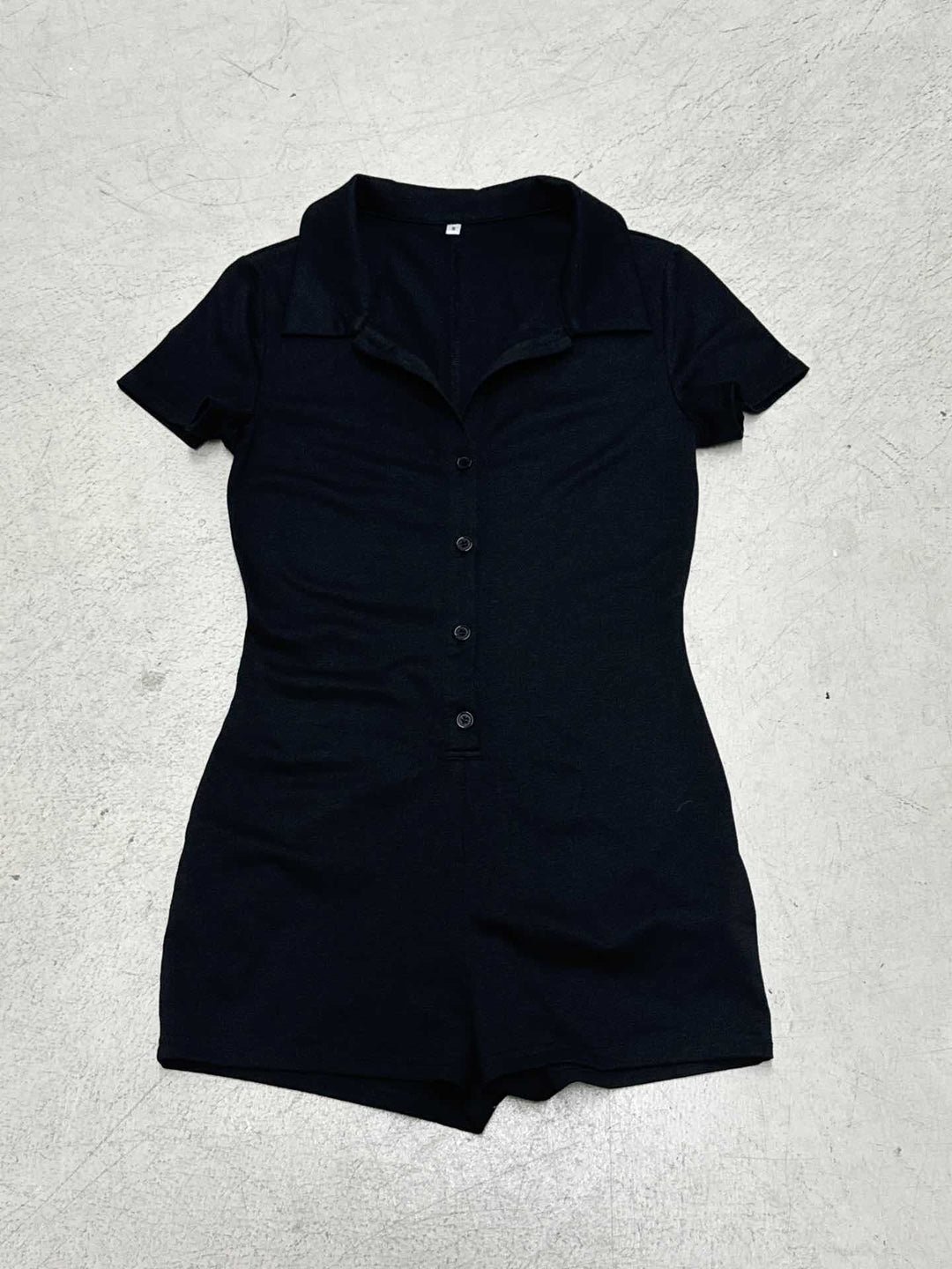 Dame Kort jumpsuit med knappeliste og moderne krage Skjora
