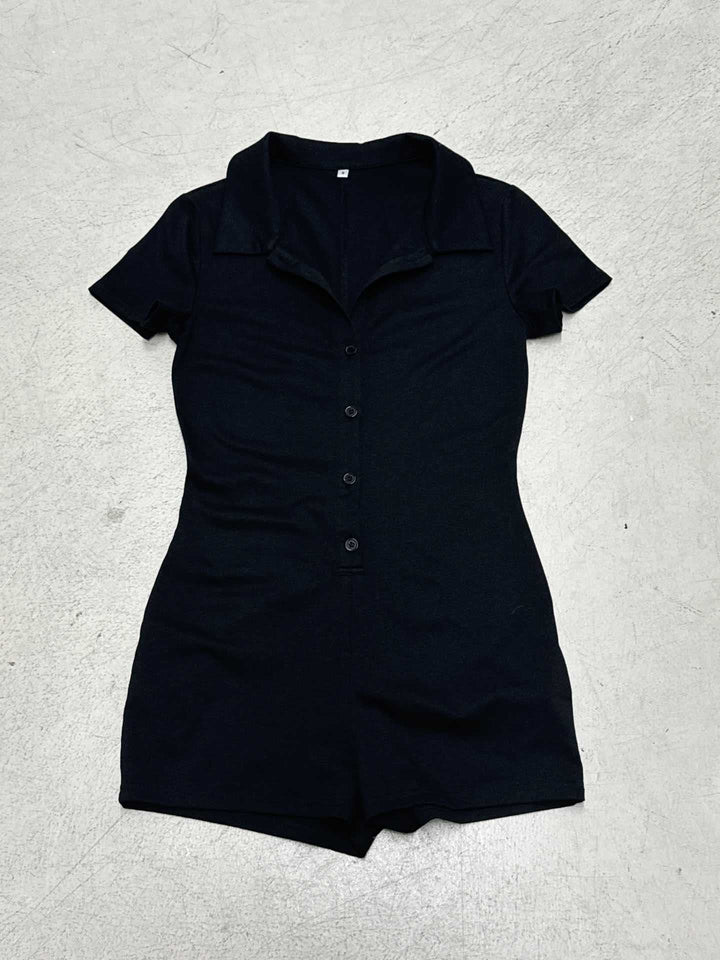 Dame Kort jumpsuit med knappeliste og moderne krage Skjora