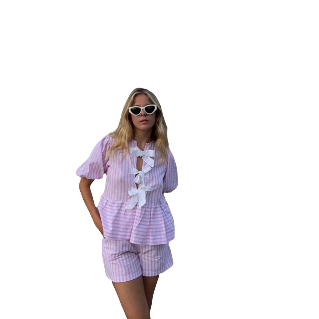 Kvinne fritidsett med stripet topp og shorts i en avslappet look