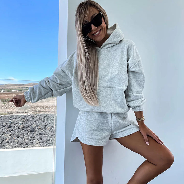 Kvinnelig komfortabel hettegenser og korte shorts i minimalistisk design Skjora