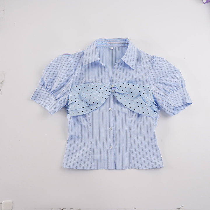 Dame kortermet bluse med ruffle-detaljer og polka-prikk aksent Skjora