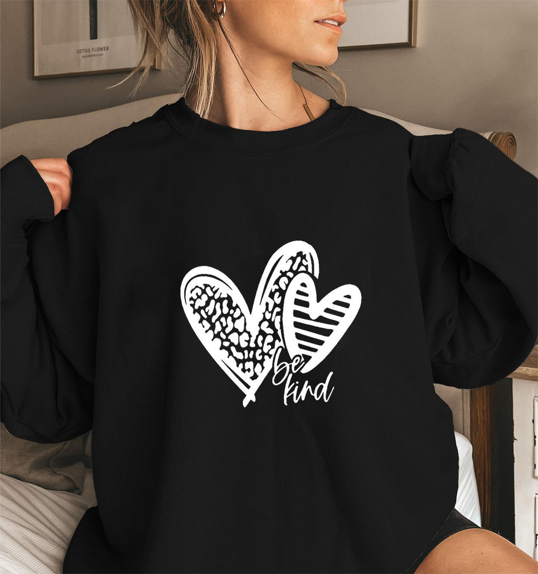 Kvinne sweatshirt med moderne hjerte motiv og avslappet passform Skjora