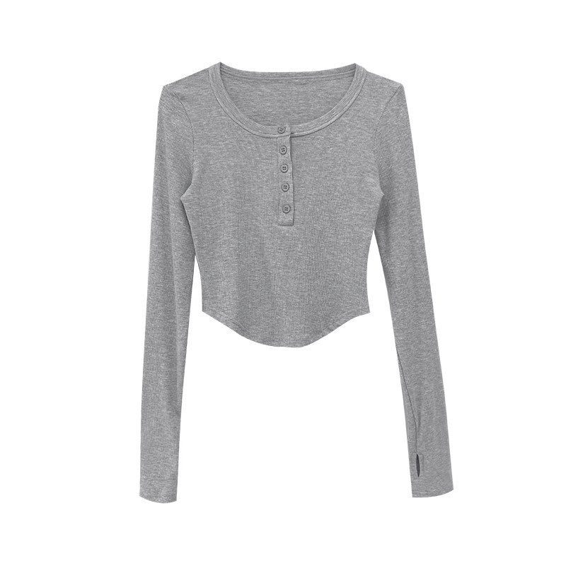 Kvinneshirt med lange ermer og dekorativ knappedesign og avslappet passform