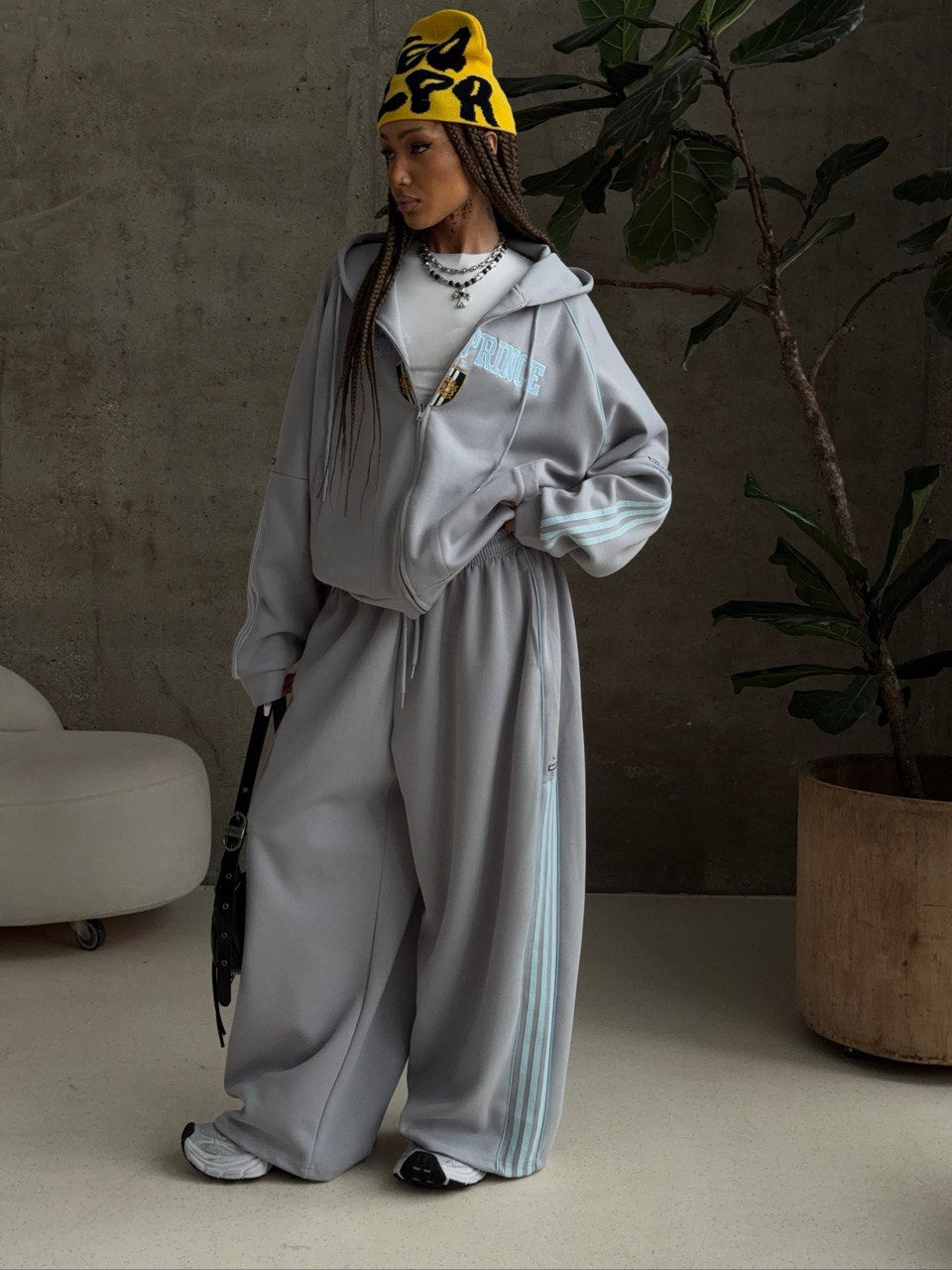 Kvinnesporty fritidssett med løst skjært hettegenser og løse bukser Skjora