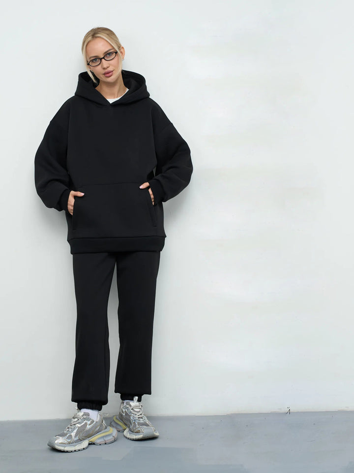 Kvinnes oversized hettegenser og komfortable joggebukser i moderne design