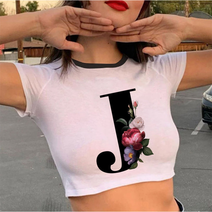 Dame cropped T-skjorte med blomstrede initialdesign Skjora