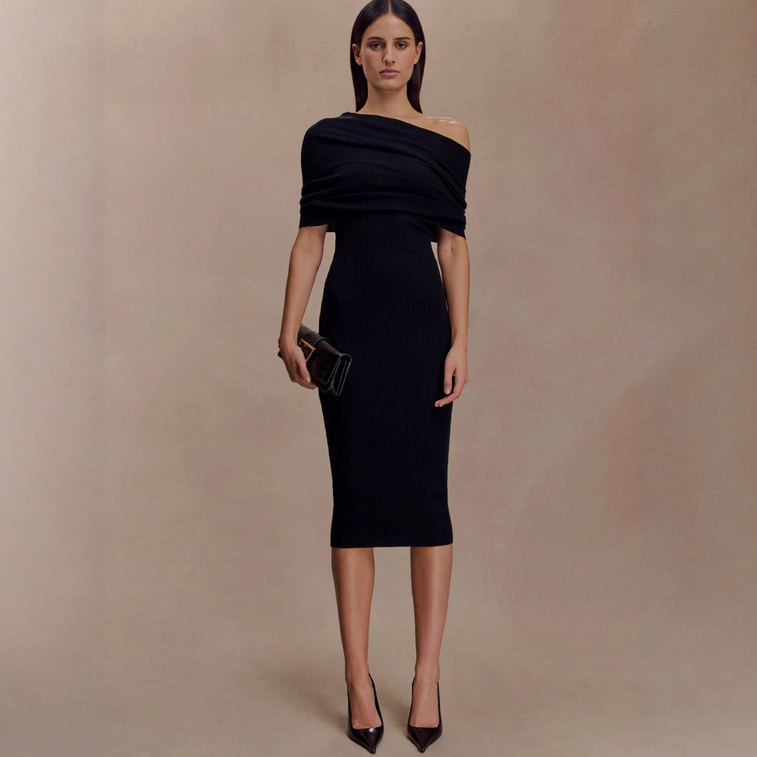 Dame elegant strikkjole med off-shoulder design Skjora