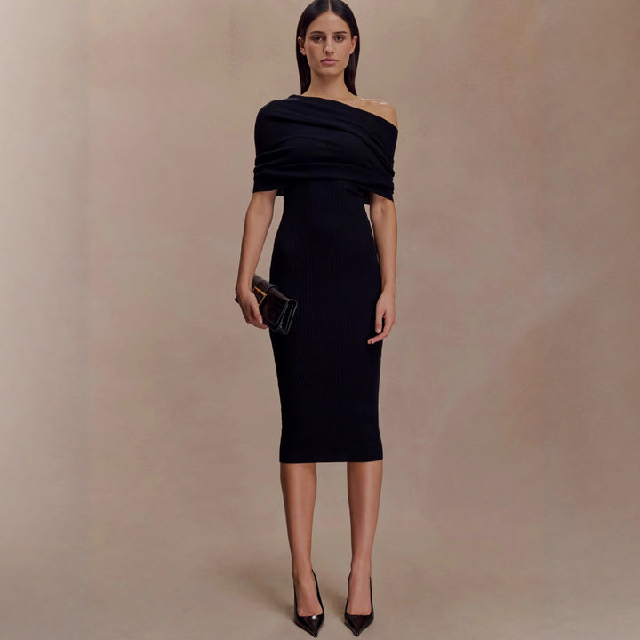 Dame elegant strikkjole med off-shoulder design Skjora