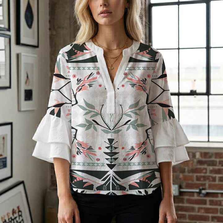 Dame uformell bluse med volangerm og botanisk trykk Skjora