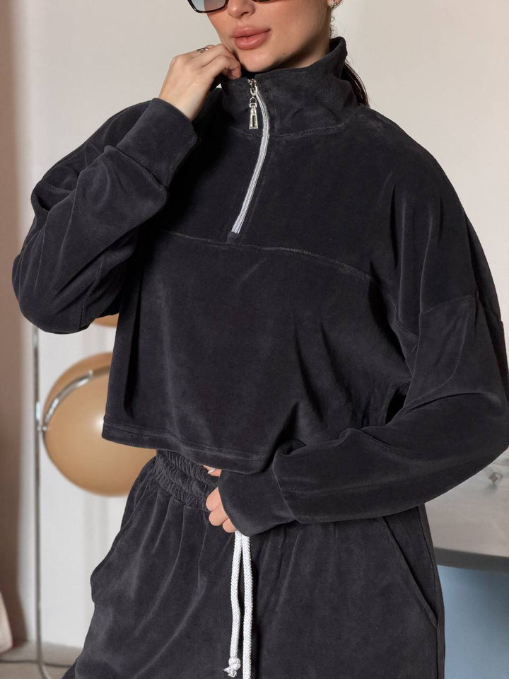 Kvinne kort sweatshirt med halv glidelås og brede bukser Skjora