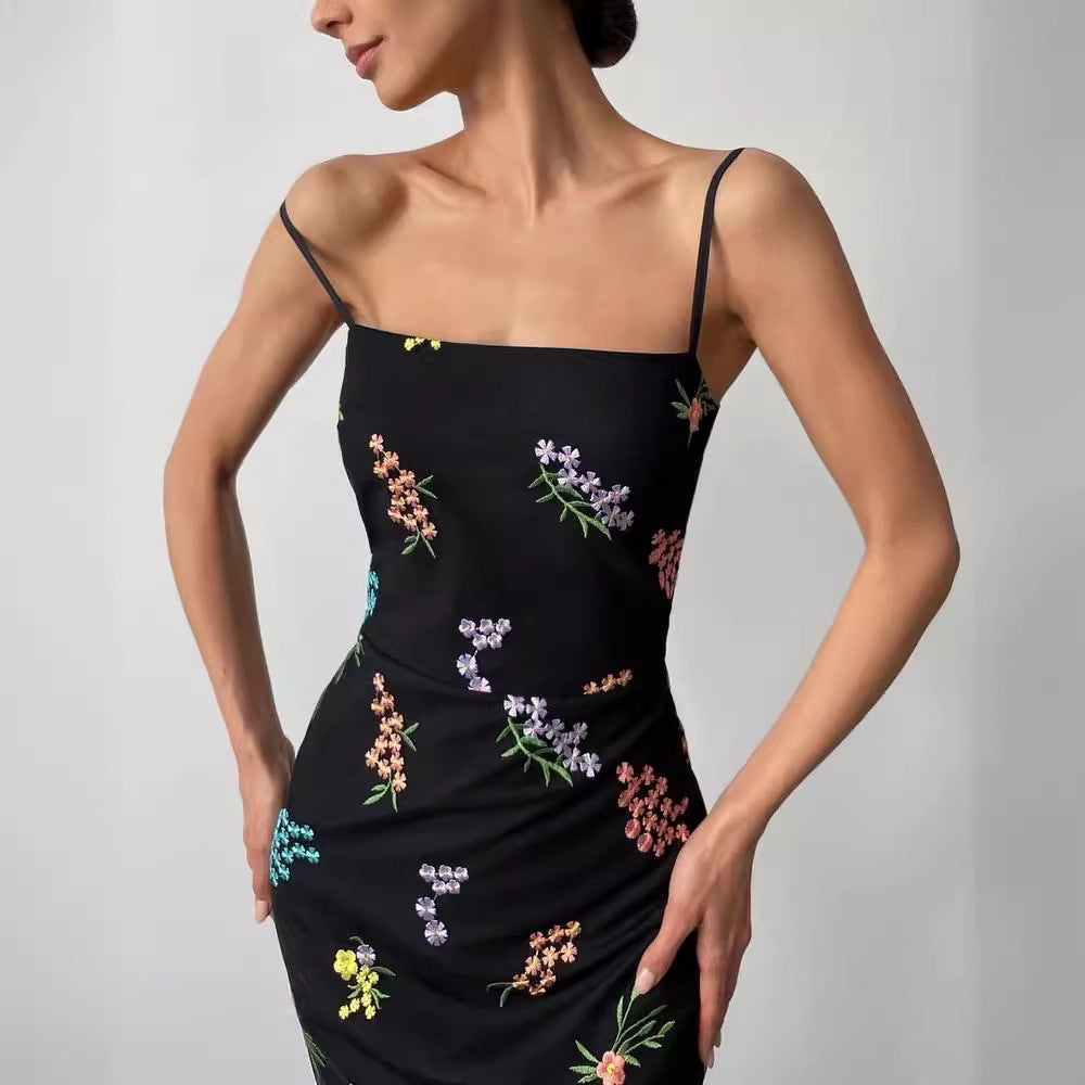Dame Maxikjole med floral håndbroderi og delikat stroppedesign Skjora