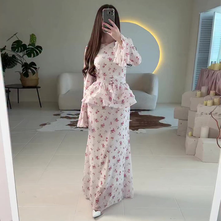 Kvinne maxi kjole med voluminøs peplum og blomsterdetaljer