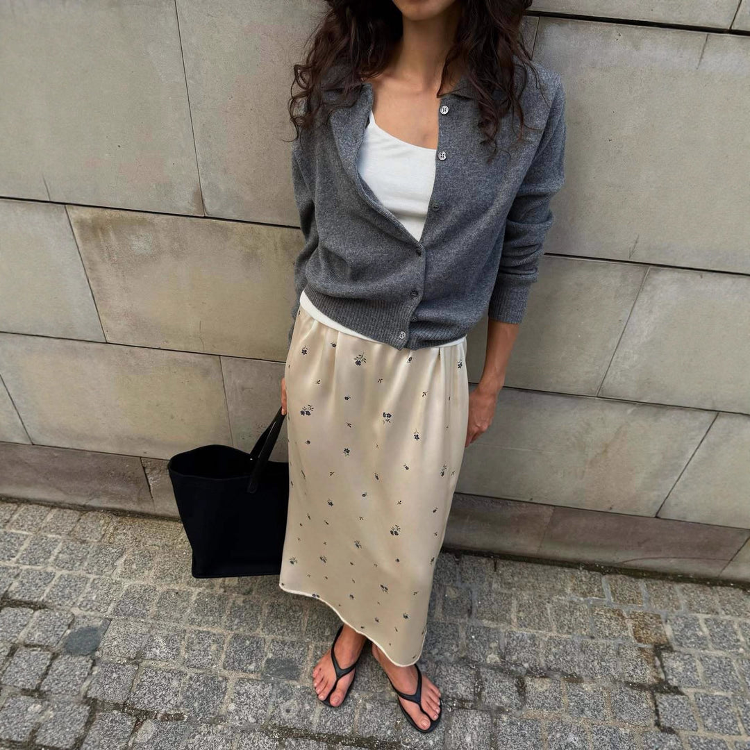 Dame cardigan med tidløs design og elegant knappestolpe Skjora