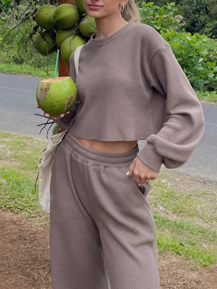 Kvinners casual sett med cropped genser og vide bukser Skjora
