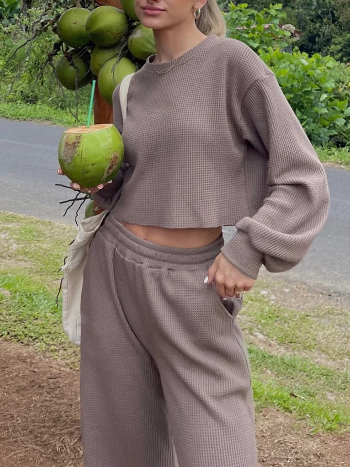 Kvinners casual sett med cropped genser og vide bukser Skjora