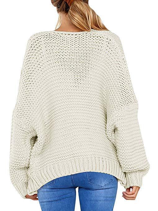 Kvinnelig chunky strikket cardigan med elegant kabelmønster og løs passform Skjora