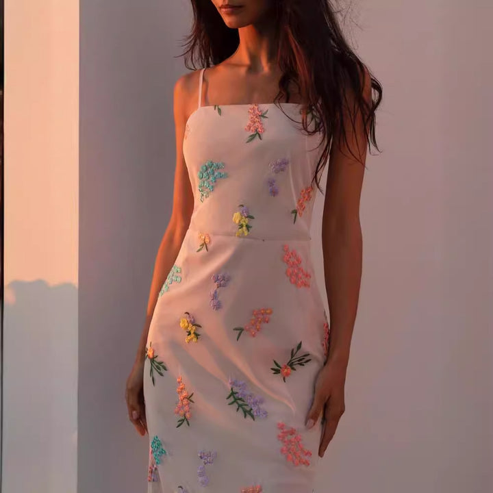 Dame Maxikjole med floral håndbroderi og delikat stroppedesign Skjora