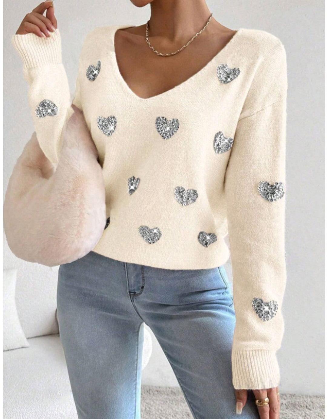 Kvinnelig oversized genser med dyp V-hals og hjerte motiver Skjora