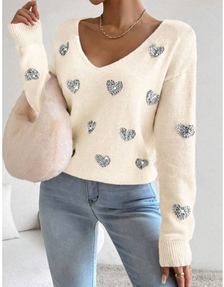 Kvinnelig oversized genser med dyp V-hals og hjerte motiver Skjora