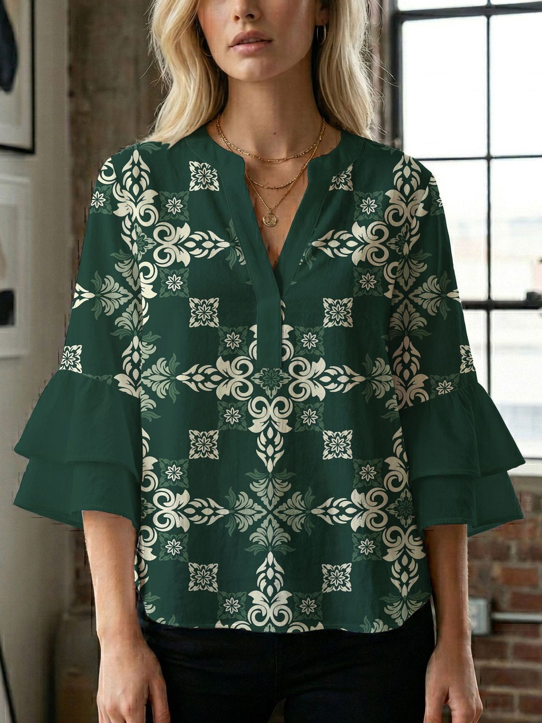 Damebluse med vakker blomstermønster Skjora