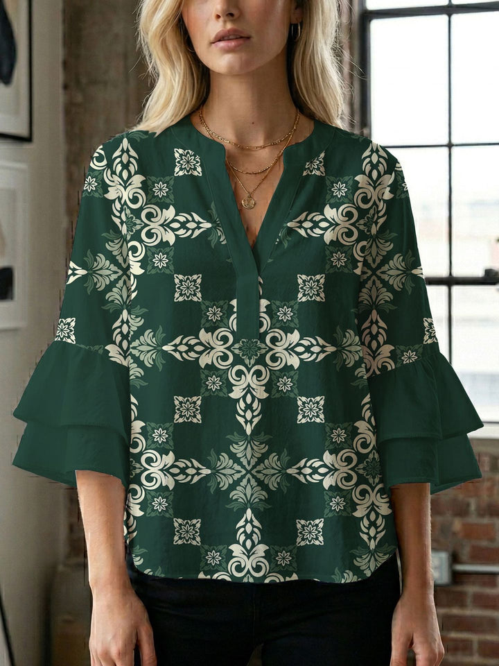 Damebluse med vakker blomstermønster Skjora