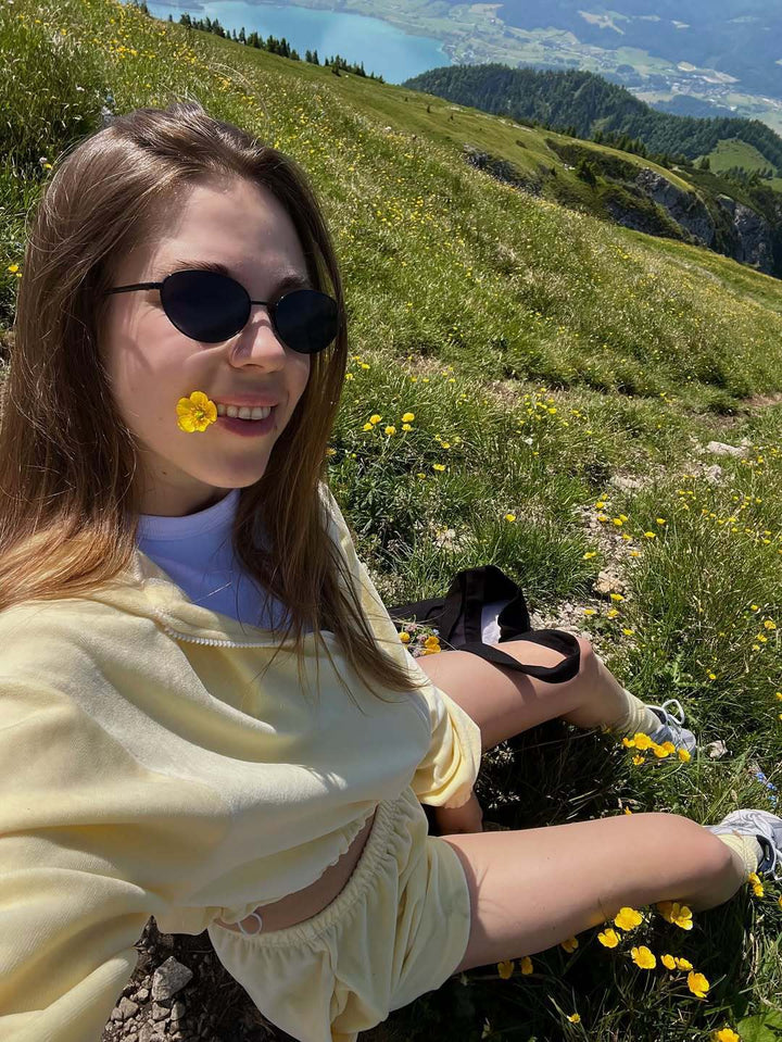 Kvinnenes behagelige treningsdrakt med cropped topp og høyt liv shorts Skjora